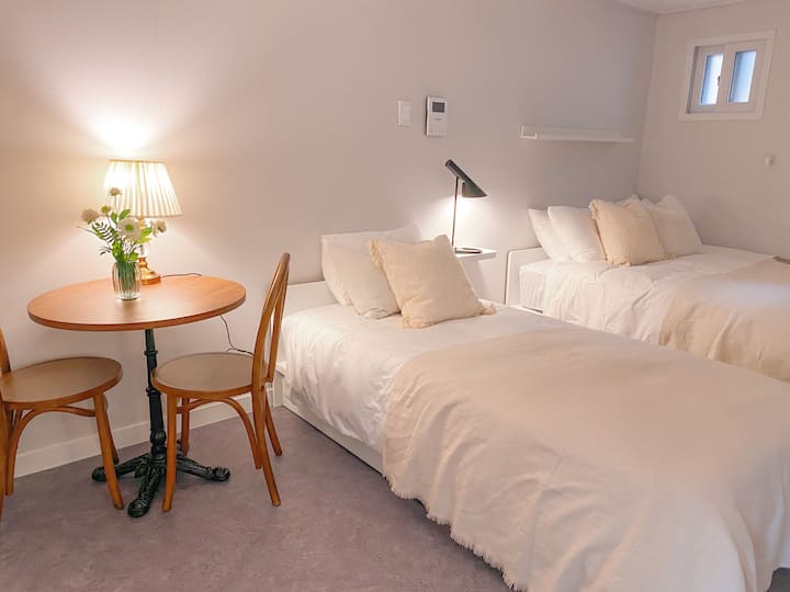 Designer's Cozy Home / Hongdae / Comfortable Beds And The Finest Bedding - Seoul