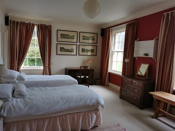 ملحق - غرفة نوم مزدوجة بسريرين مفردين