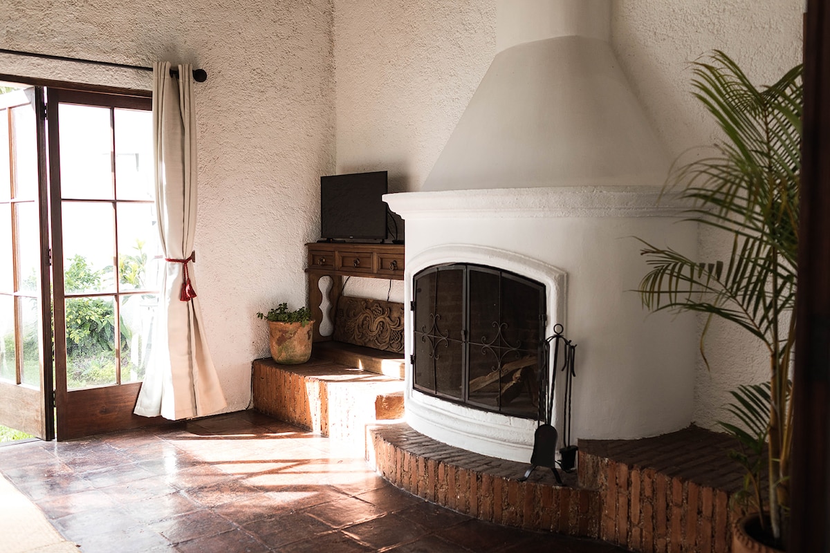 Ovaj prekrasni ručno izgrađeni kamin pridonosi arhitektonskom šarmu, pružajući vam mogućnost da se u večernjim satima udobno smjestite uz vatru na drva.