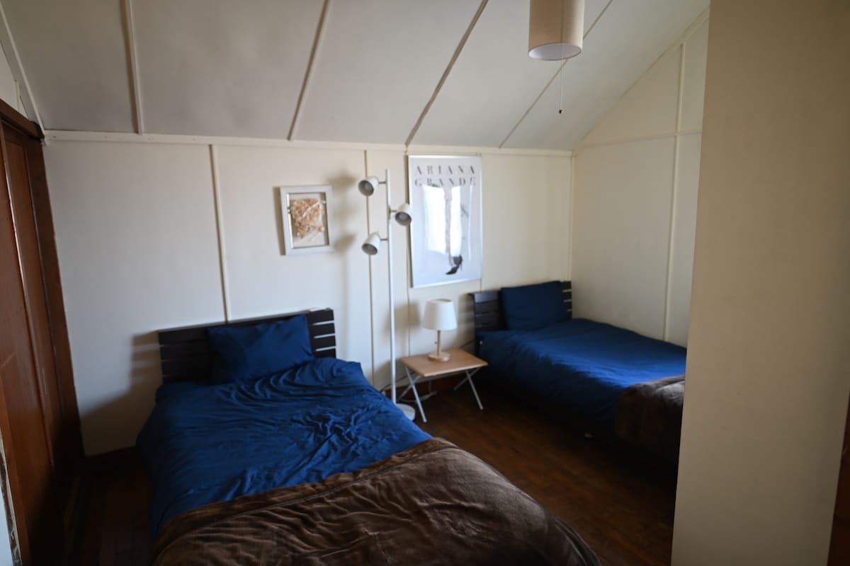 K dispozícii sú štyri samostatné postele.

Domáce zvieratá nie sú povolené v izbe na druhom poschodí.