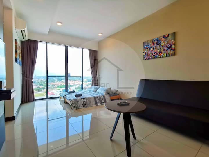 Поглед кон внатрешноста: дневен простор со 2 единечни кревета и 1 двоен кауч на спуштање 