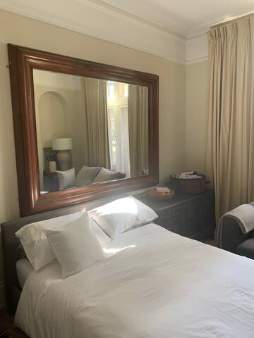 Central London (West End) two bedroom flat gallery image 3