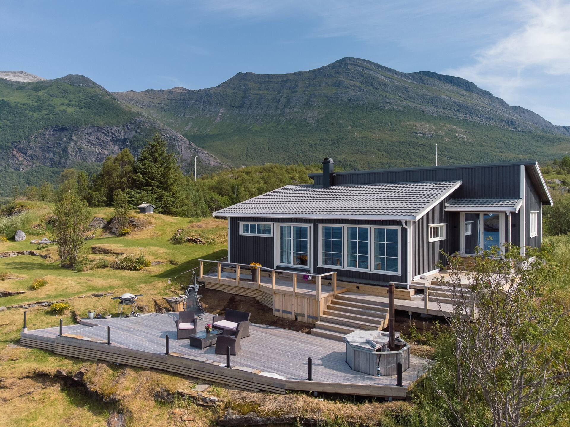 Modern cabin with terrace and hot tub