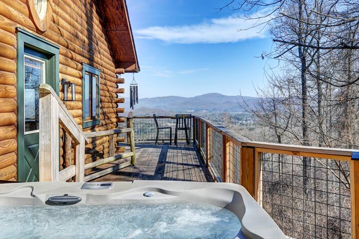 Cozy, Mountaintop Log Cabin w/Epic Views*Hot Tub gallery image 2