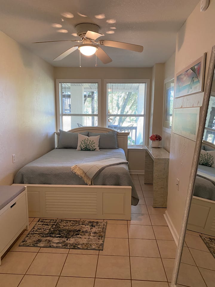 ห้องนอนใหญ่พร้อมเตียงควีนไซส์