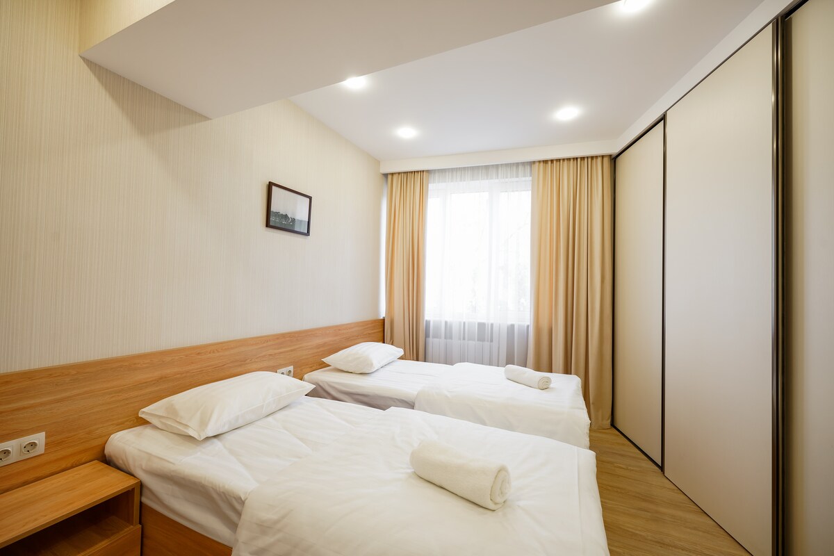 Segundo dormitorio con dos camas individuales (90x200 cm/cada cama). Es posible unirse a las camas