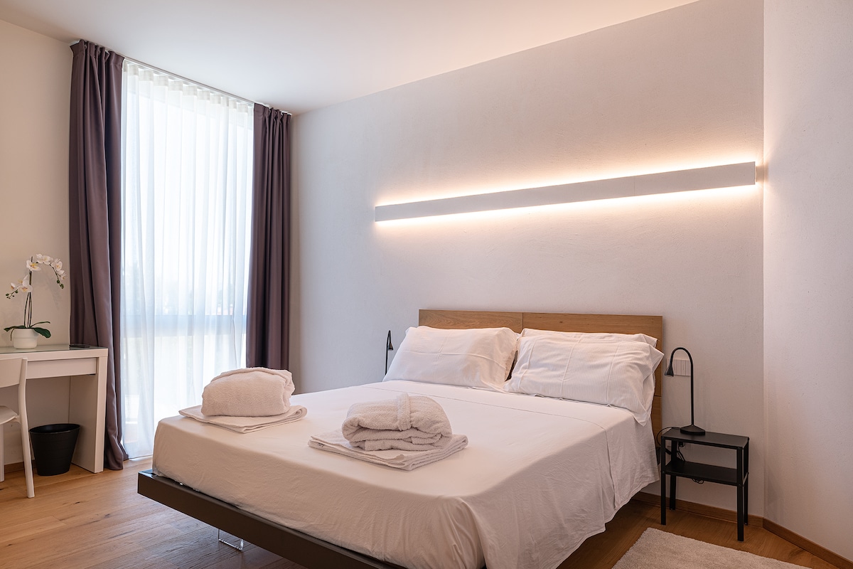 Удобниот апартман со брачен кревет, приватна бања, паметен телевизор, биро, плакар и клима уред