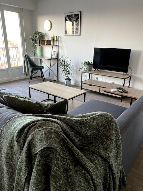 Brand new studio! Bright, spacious, functional.