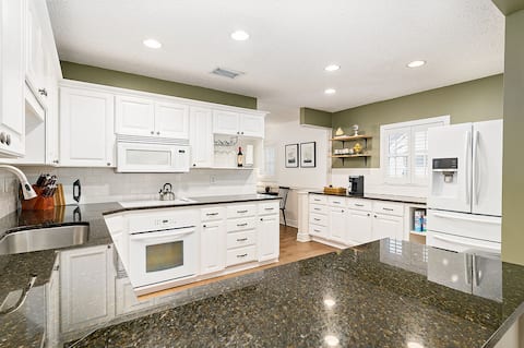 Swan City Oasis, 3 bedroom 3 bathroom