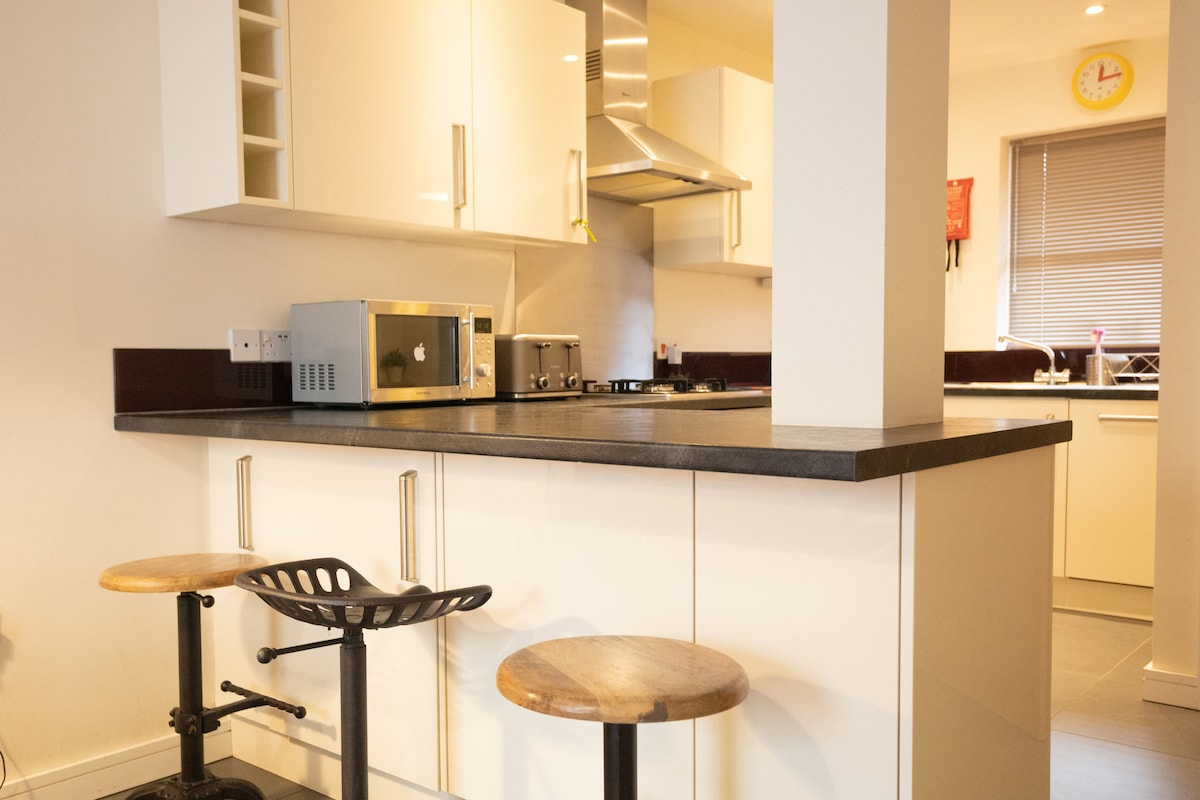 Central | Sleeps 5 | Free Parking
