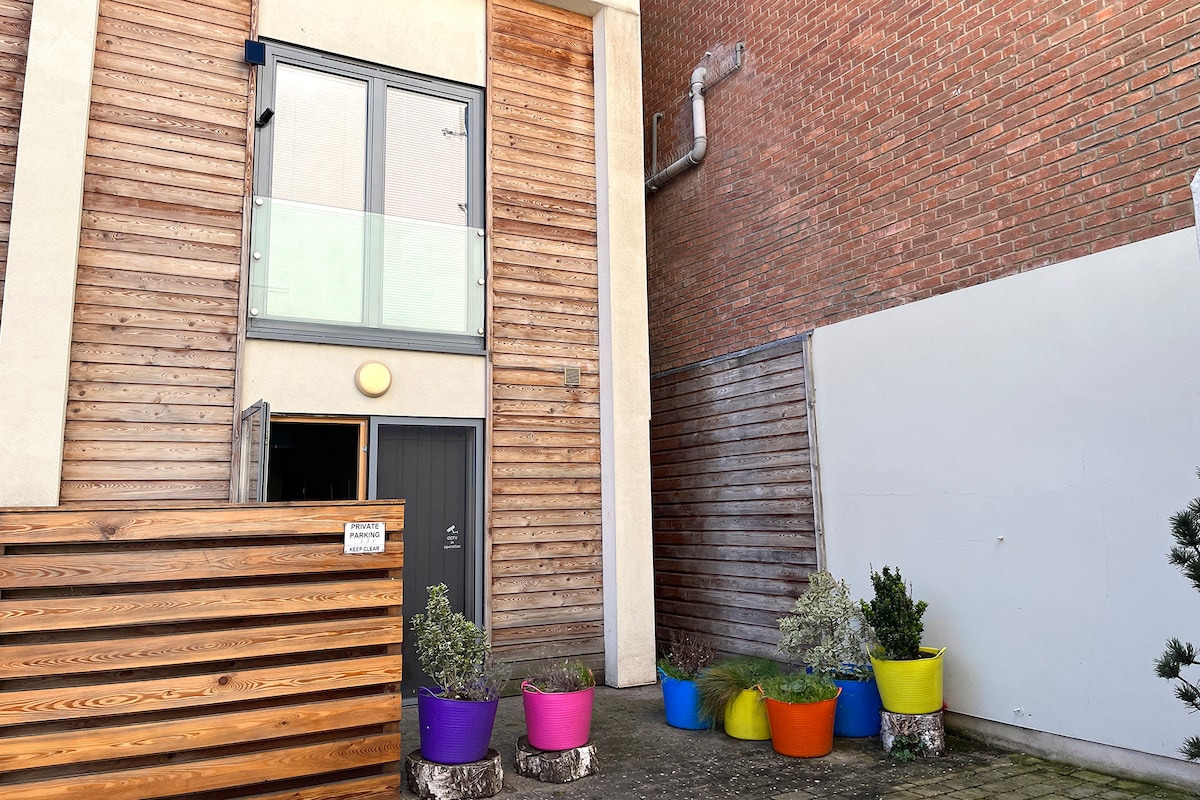 Central | Sleeps 5 | Free Parking