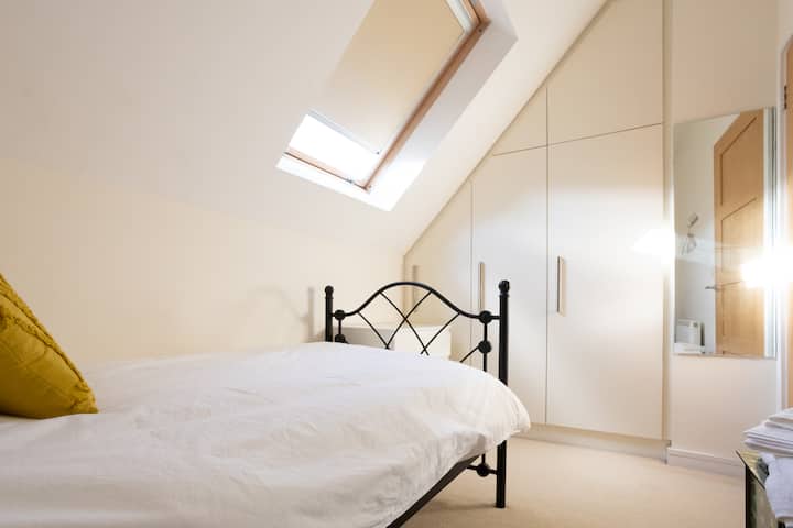 Chumba kimoja cha kulala kina kitanda kimoja. Dirisha la velux linaruhusu mafuriko ya mwanga ndani lakini lina kipofu mwenye giza kwa wale wanaolala usingizi! Kupitia dirishani unaweza kutazama ngazi za kanisa, sehemu za juu za paa, sehemu za juu za miti na majengo ya zamani.