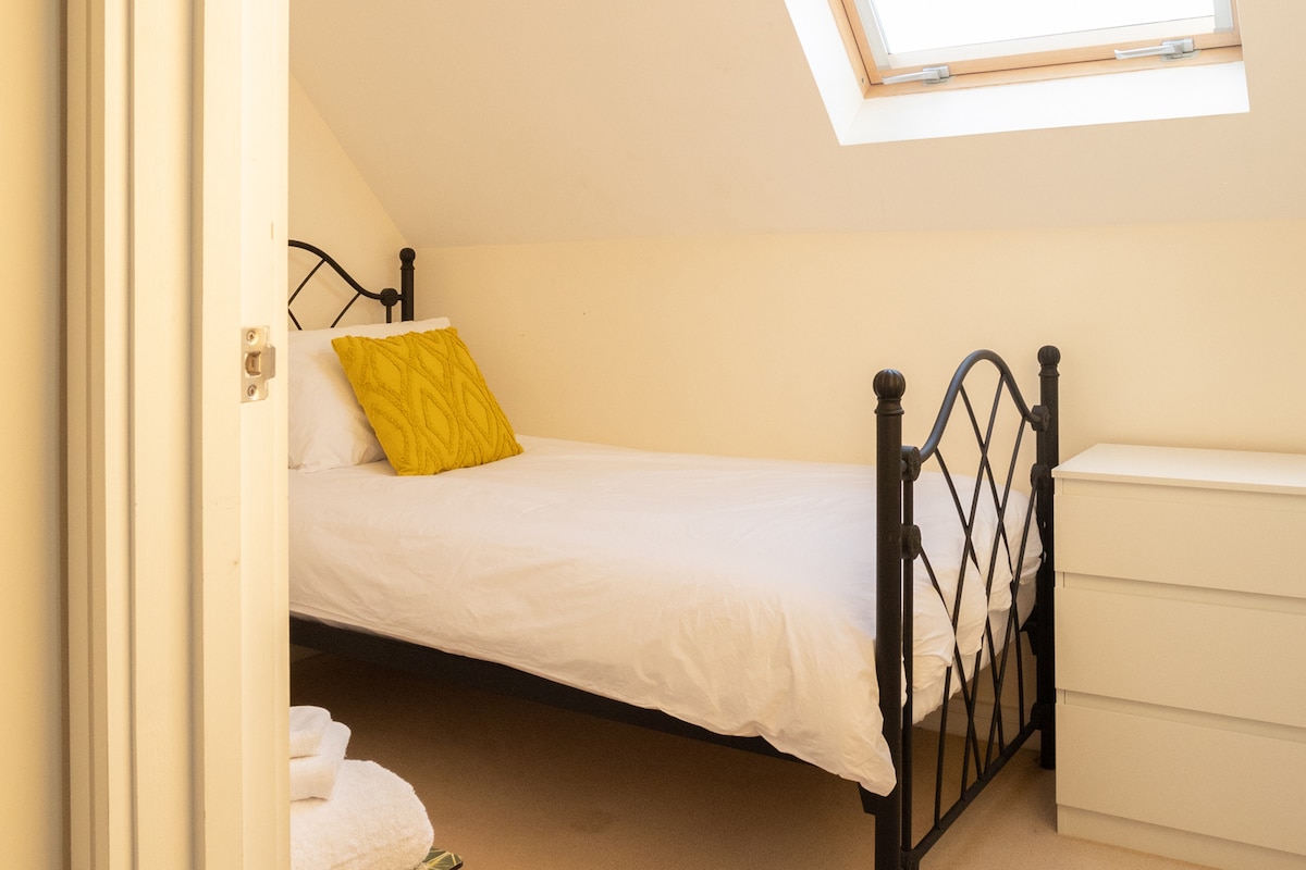 Central | Sleeps 5 | Free Parking