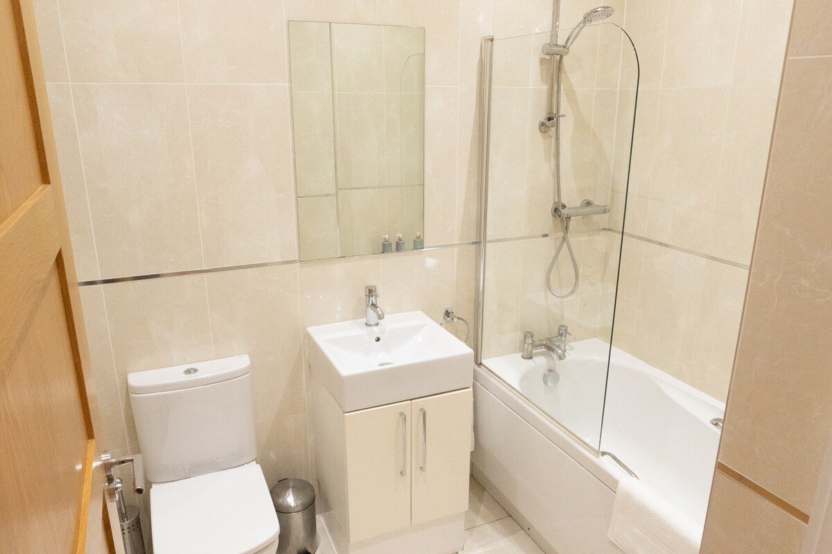 Central | Sleeps 5 | Free Parking
