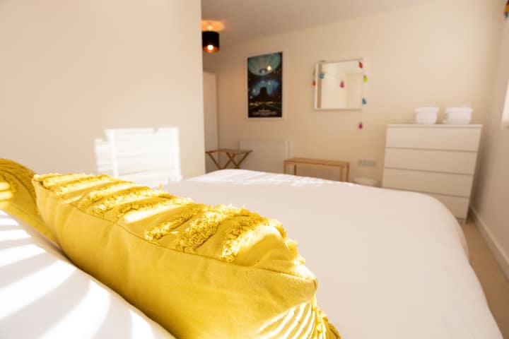 Pamoja na kitanda cha starehe cha mfalme, chumba cha kulala cha 2 pia kina WARDROBE. Mwonekano unaonekana chini ya barabara chini ya Norwich Townhouse.