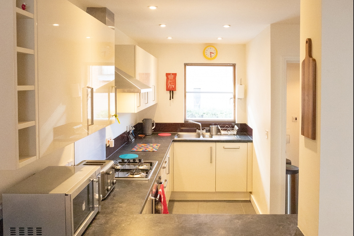 Central | Sleeps 5 | Free Parking