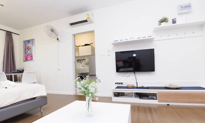 Stunning Bay Views From Your High Floor Studio - タイ