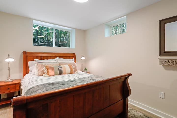 Disfruta de los sonidos de paz y tranquilidad de esta antigua cama de trineo queen. Se agregaron persianas a todas las ventanas.