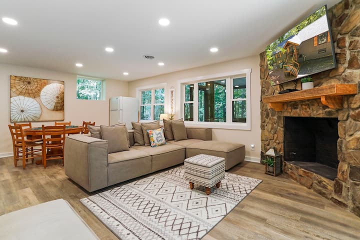 Elige un DVD favorito y agarra una acogedora manta para una noche de cine mientras el fuego parpadea en el fondo.  (Se han agregado registros de propano)