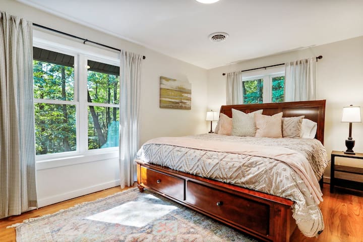 A los huéspedes les encanta nuestro chalet de 4 dormitorios y 4 baños que te ofrece a ti y a tus amigos un montón de espacio de reunión, pero también el lujo de la privacidad bien equipada.