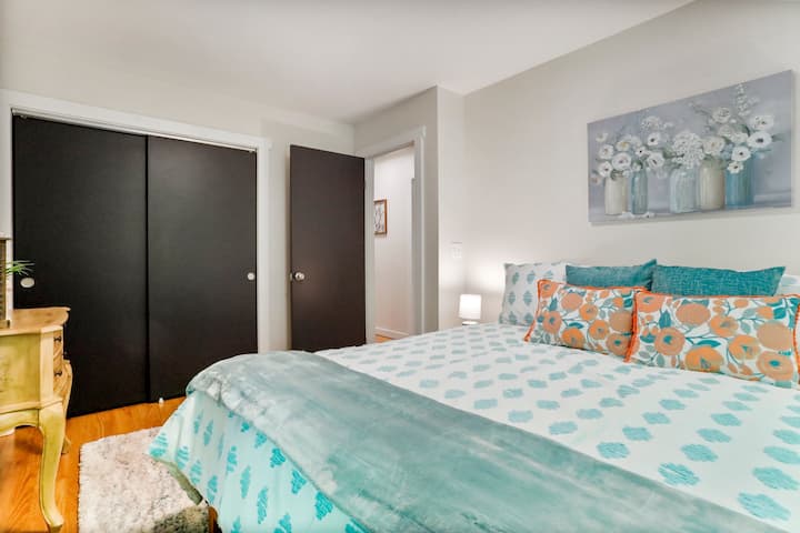 Esta habitación King de la planta principal es un espacio luminoso y alegre para recargar energías.