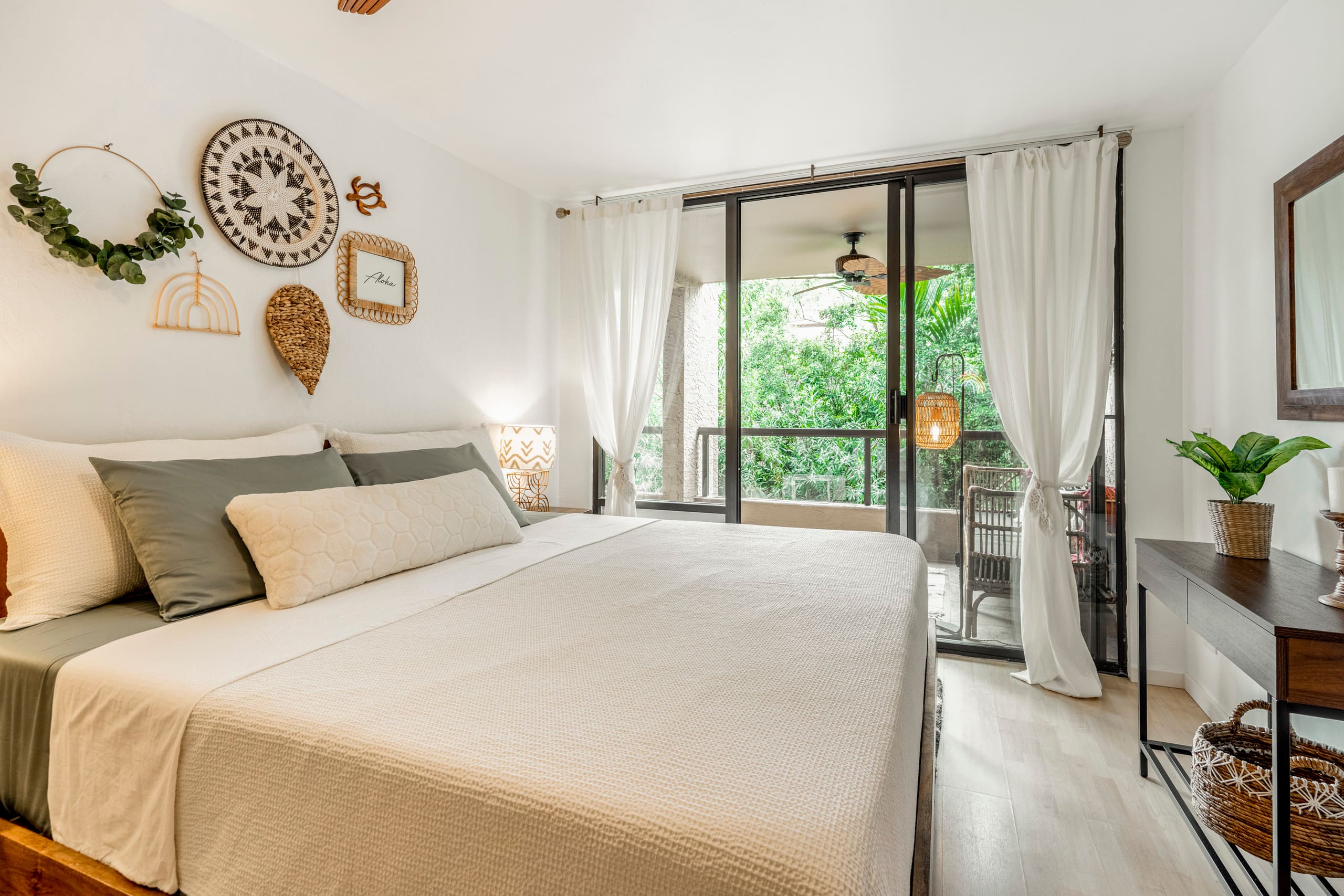 Condo in Kailua-Kona · ★4.96 · 2 bedrooms · 4 beds · 2 baths - Image 10