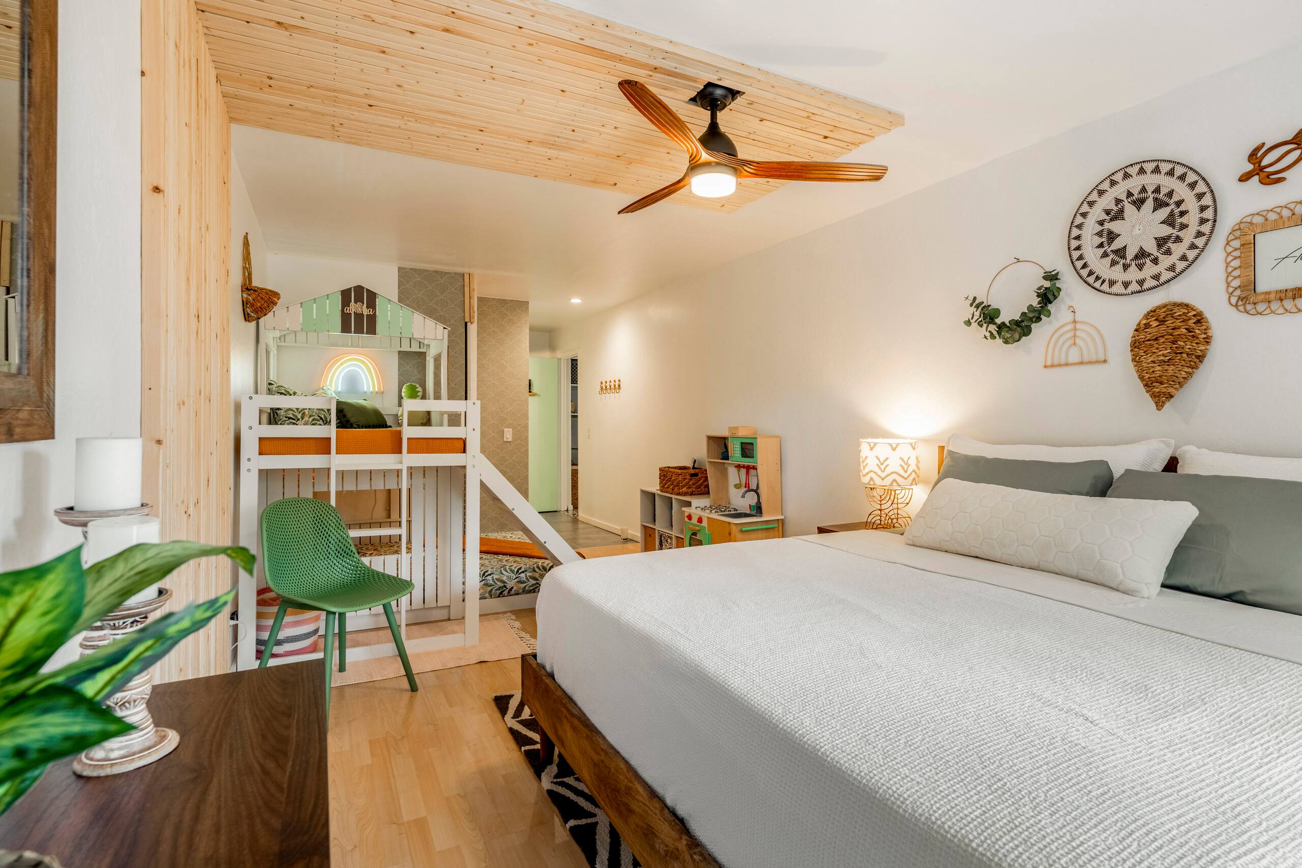 Condo in Kailua-Kona · ★4.96 · 2 bedrooms · 4 beds · 2 baths - Image 11