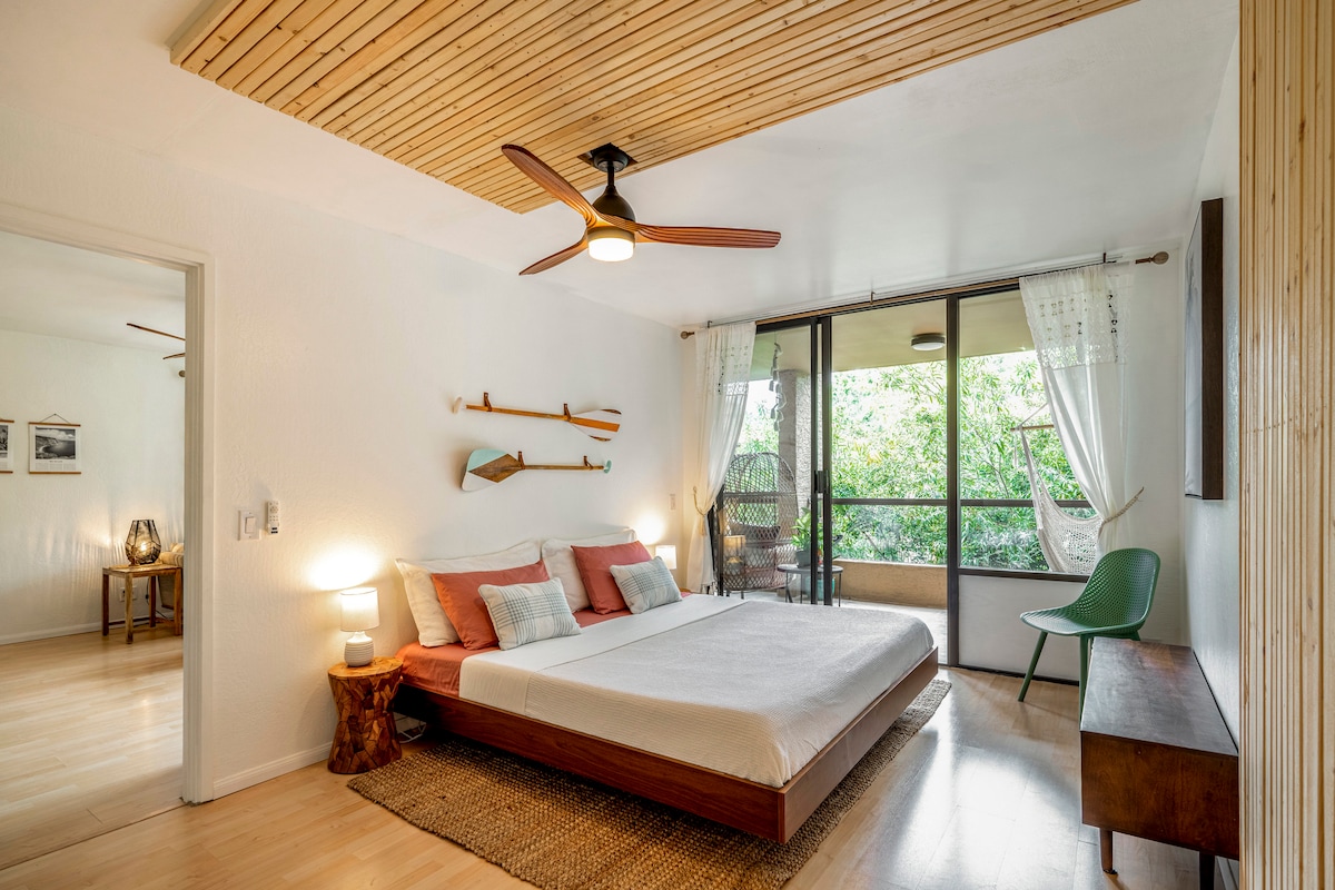 从客厅进入。 在2卧室卧室中放松身心，睡个好觉，配有一张加大双人床、存放行李的衣柜和一间套房浴室，可直接进入起居区和阳台。感觉舒适……