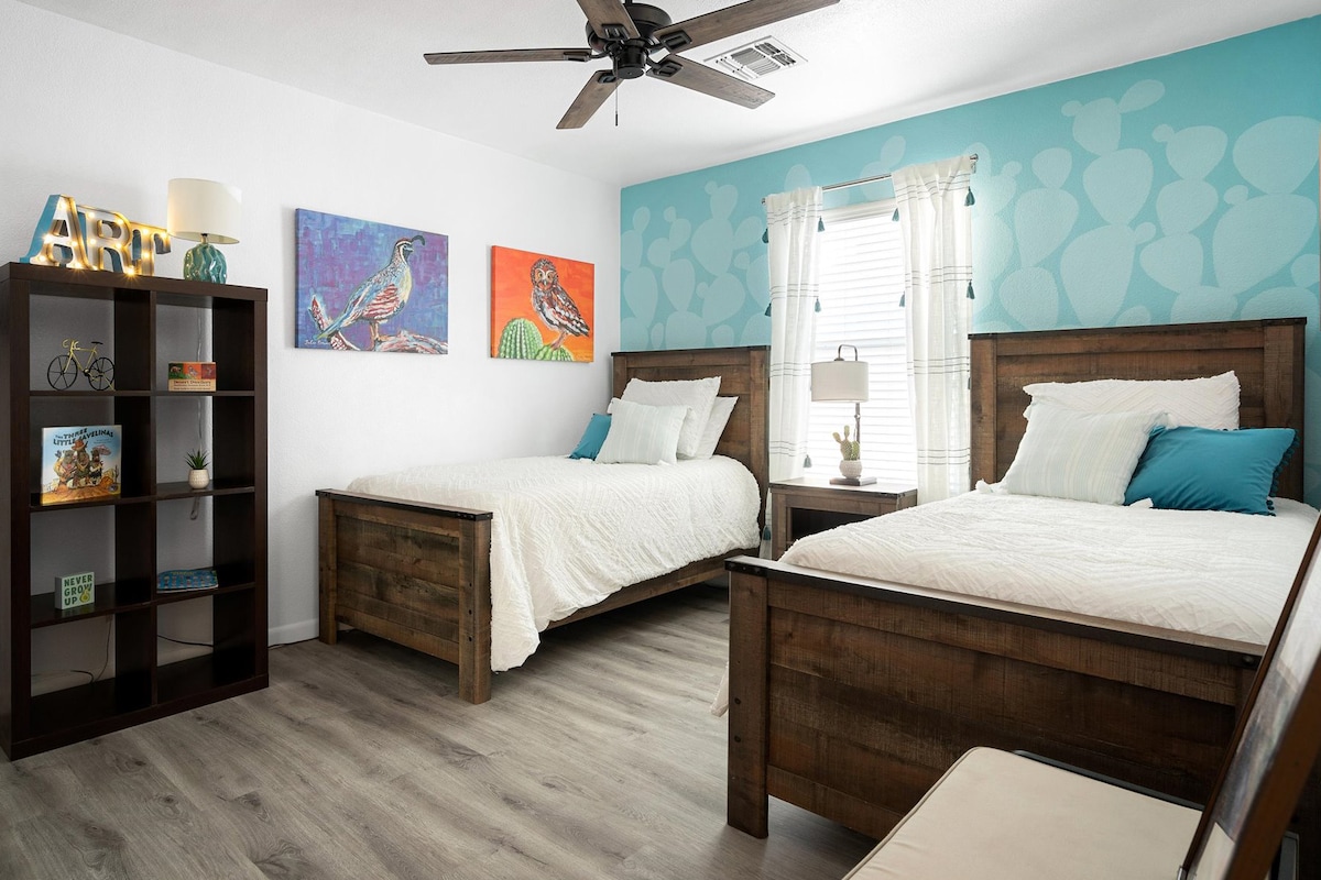 The Prickley Pear room was inspired by local Tucson wildlife and botanicals painted by co-host and Arizona artist Julie Bonner.