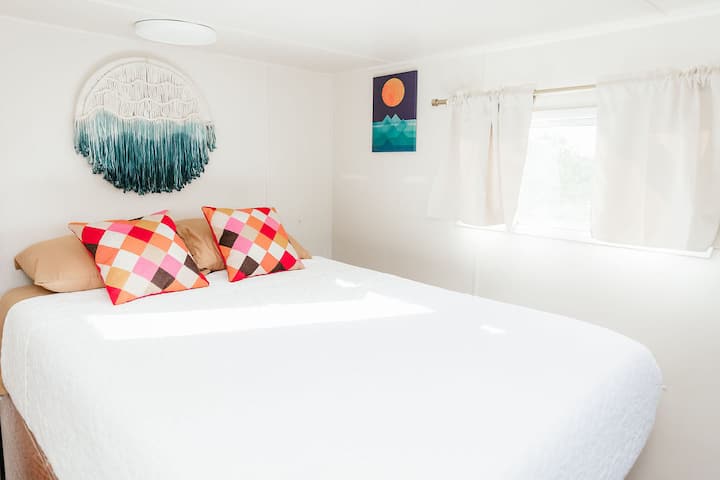 带双人床垫的主床。