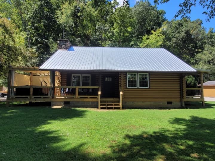 Real Log Cabin, 2 Bedroom, Great Location - Pigeon Forge, TN