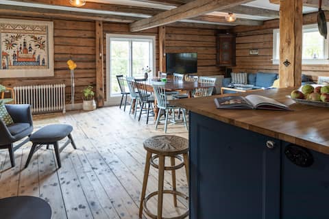 Popular Airbnb listing: Lakeside Warehouse from 1850 with fantastic atmosphere in Österåker