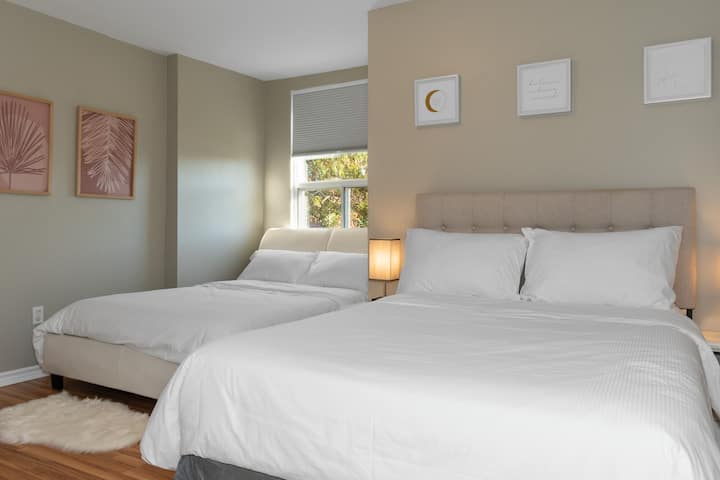 חדר שינה בקומה השלישית 4 (הורים): כולל 2 מיטות זוגיות. חדר השינה הראשי הזה מושלם למשפחות.