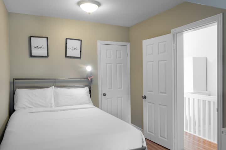 חדר שינה בקומה השלישית 3: מיטה זוגית, ארון.