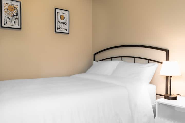 חדר שינה בקומה 2: מיטה זוגית