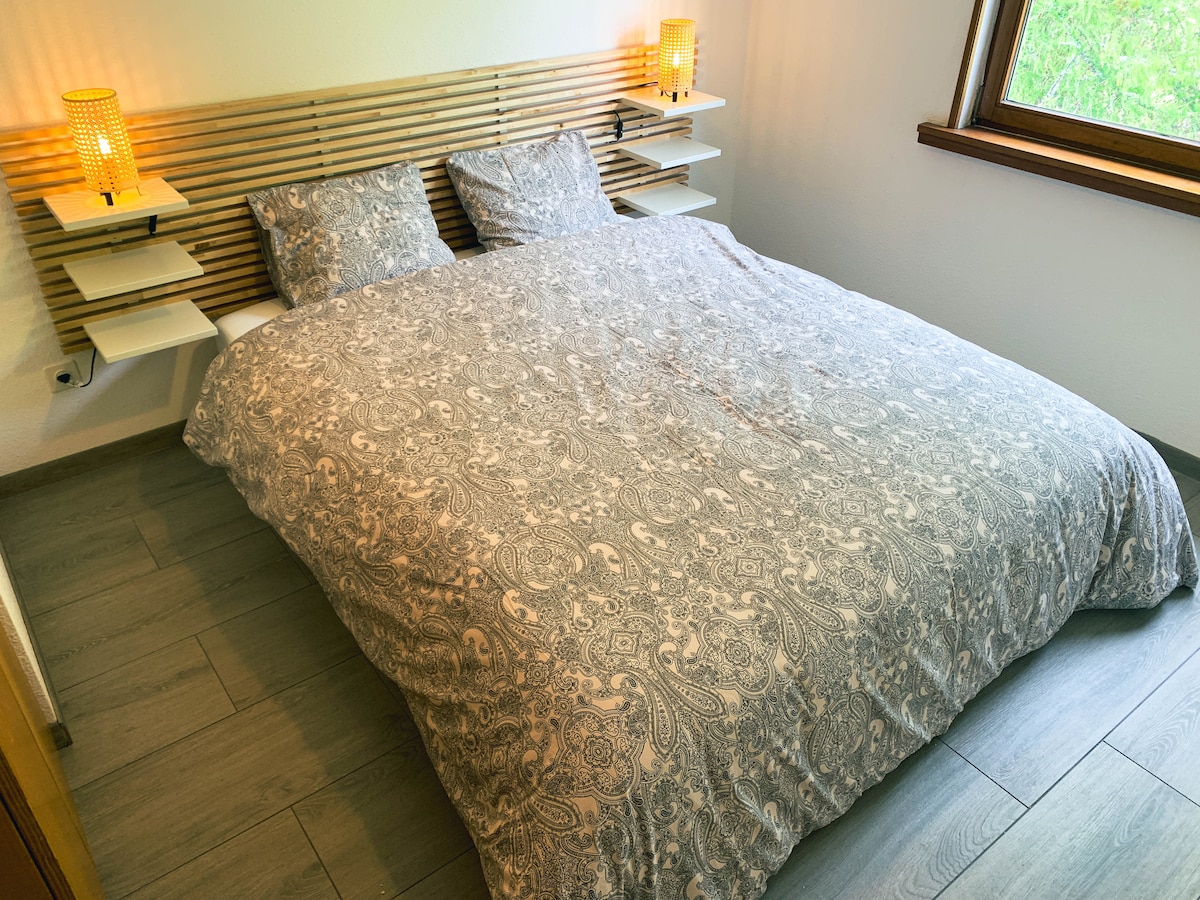 חדר שינה עם מיטה זוגית