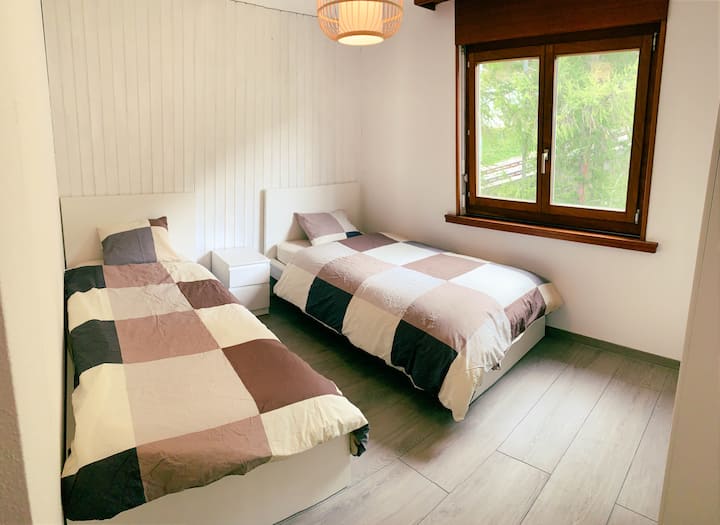 Dhomë gjumi me 2 krevate tek