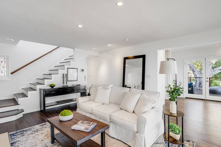 Hollywood Hills Serenity with a view gallery image 5