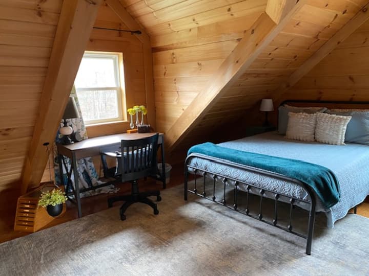 Dormitorio/loft para huéspedes con espacio de trabajo.