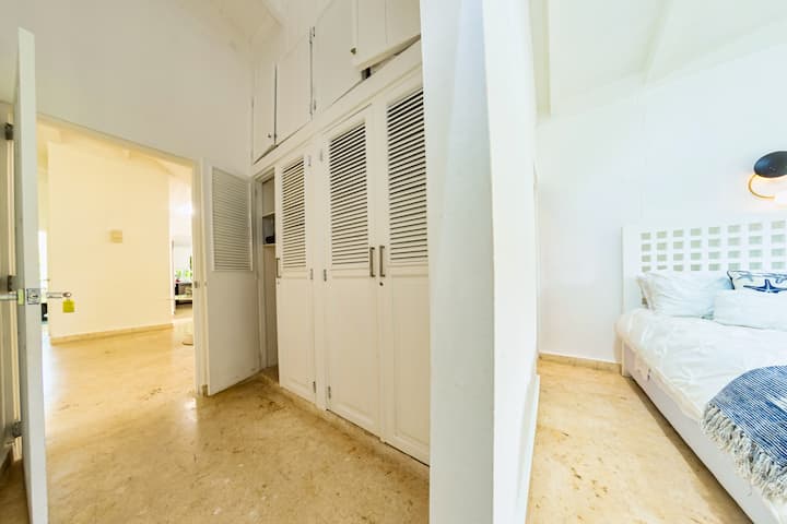 Dollapi nr. 2 i dhomës së gjumit