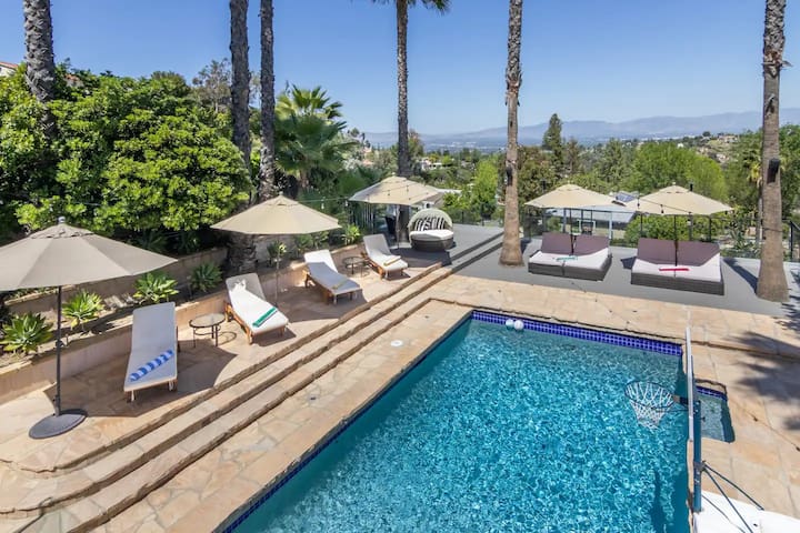 Gorgeous villa w/pool, spa, b-ball court & view! gallery image 3