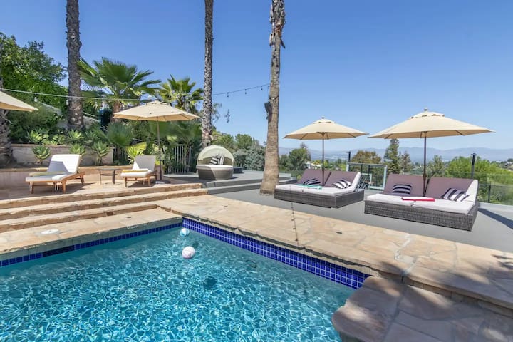 Gorgeous villa w/pool, spa, b-ball court & view! gallery image 4