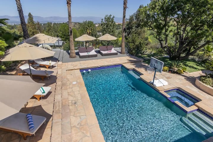Gorgeous villa w/pool, spa, b-ball court & view! gallery image 2
