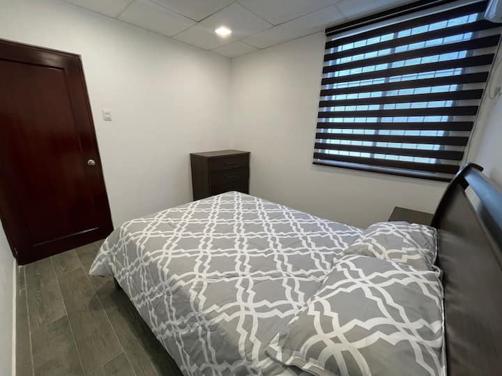 Dormitorio 2

A/C 
Cajonera 
Velador 
Cama de dos plazas 