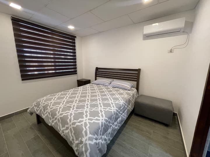 Dormitorio 1 

A/C
Velador 
Mueble lateral 
Incluye acceso a baño 1 con closet 
