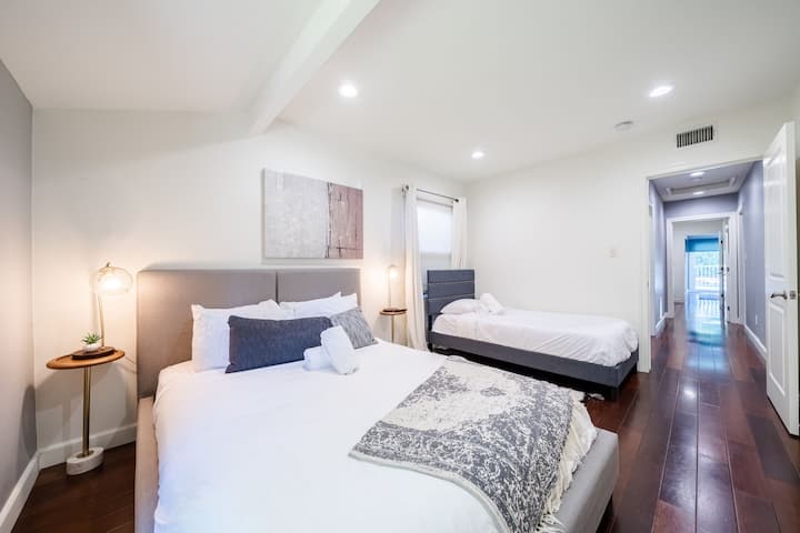 客房宽敞温馨，配有两张舒适的单人床，方便您使用。