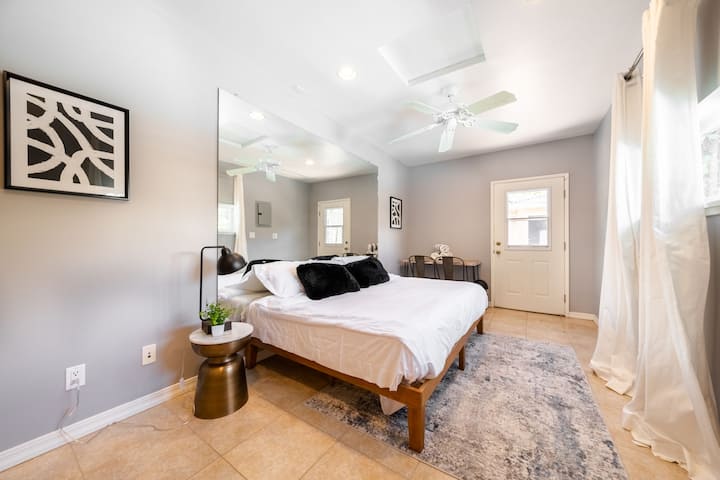 房间温馨舒适，配有一张双人床，方便您使用。