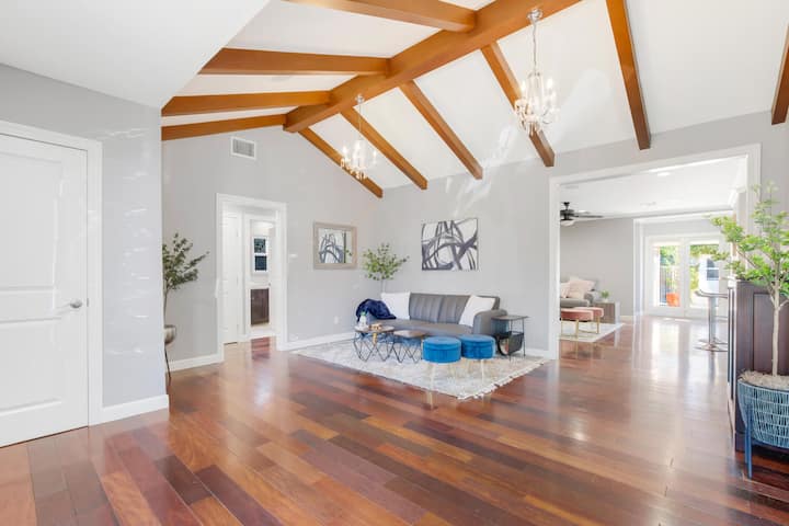 宽敞的起居区设有带Netflix的超大电视，供您娱乐。