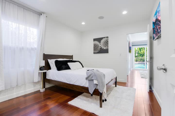 房间温馨舒适，配有一张双人床，方便您使用。