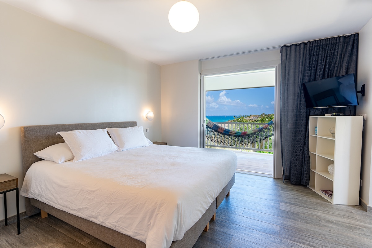 Dormitori a la planta baixa, puja unes escales al costat de la piscina (només accés a l'exterior)